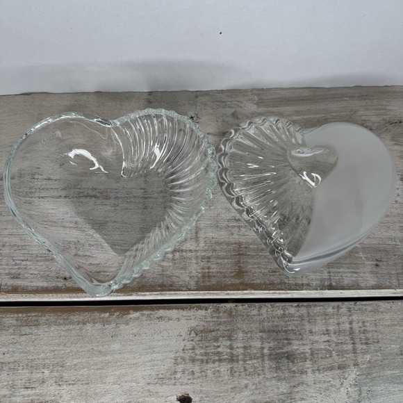 35 Mikasa Allure Satin Heart Trinket Box with Lid Clear and frosted glass - Picture 4 of 6